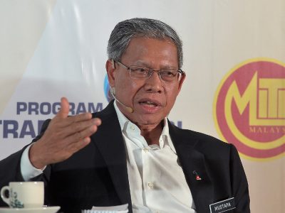 KUALA LUMPUR, 16 Okt -- Menteri Perdagangan Antarabangsa dan Industri Datuk Seri Mustapa Mohamed menjawab pertanyaan ketika soal jawab #TANYAGOMEN bersama Tok Pa yang bertajuk 'Hey Berani Terima Cabaran TPP?' di Pitching Centre hari ini.
--fotoBERNAMA (2015) HAK CIPTA TERPELIHARA